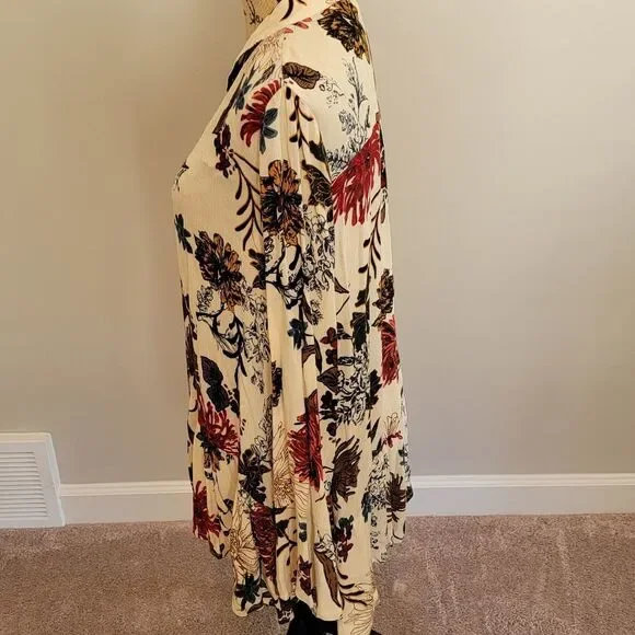 NWOT Easel floral top with tie - Picture 3 of 4